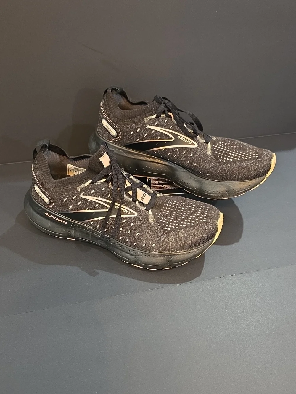 Brooks Glycerin 20 Stealth Fit Women’s Black Running Shoes with Cream Size 8.5
